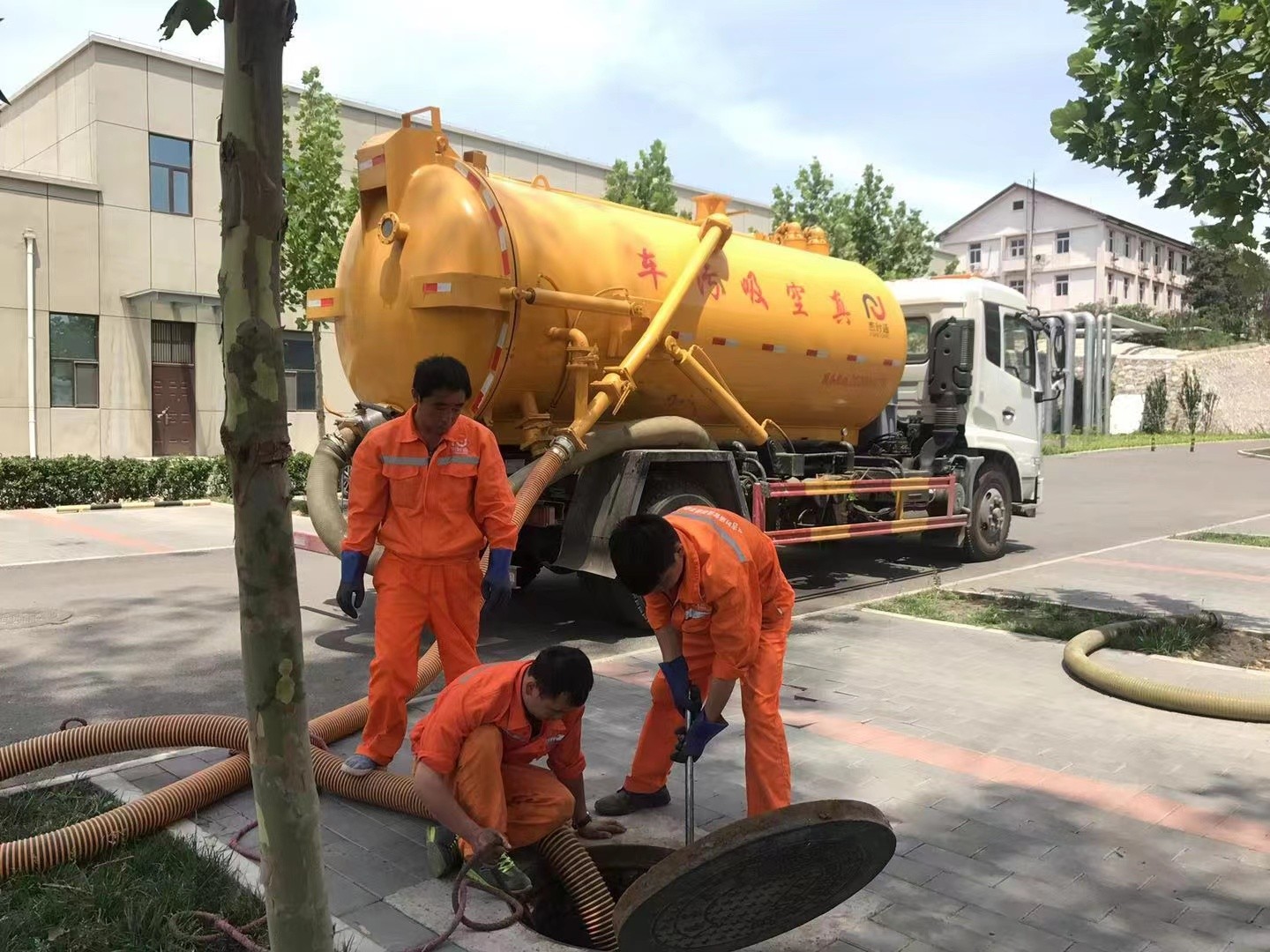 临安管道疏通车停在窨井附近