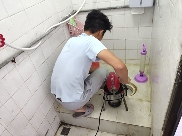 临安管道堵塞冒臭气 专业师傅现场解决问题