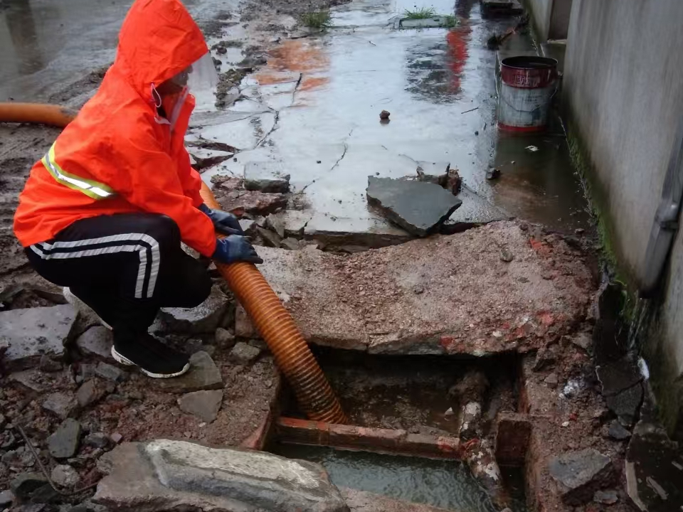 临安专业清理污水池 炜誉市政以规范流程守护城市 “肠道”