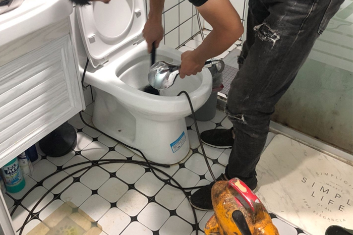 临安马桶堵塞自己疏通还是找师傅?专业上门服务让你省时更省心